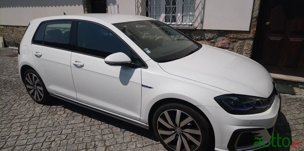 2017' Volkswagen Golf photo #2