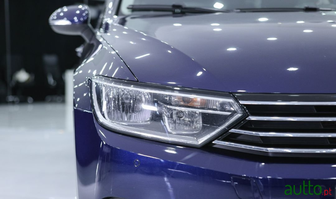 2017' Volkswagen Passat Variant photo #5