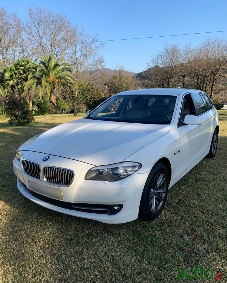 2011' BMW 520 D Touring photo #2
