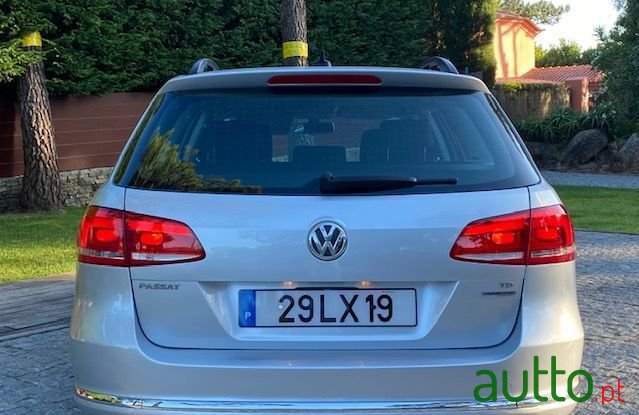 2011' Volkswagen Passat photo #3