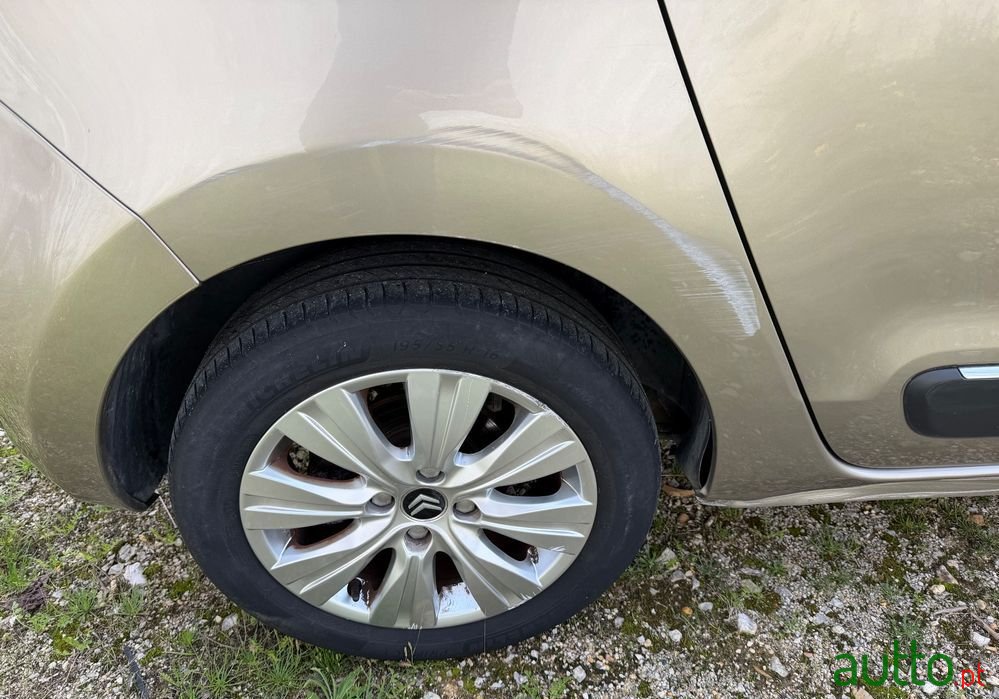 2009' Citroen C3 Picasso Vti Exclusive photo #3