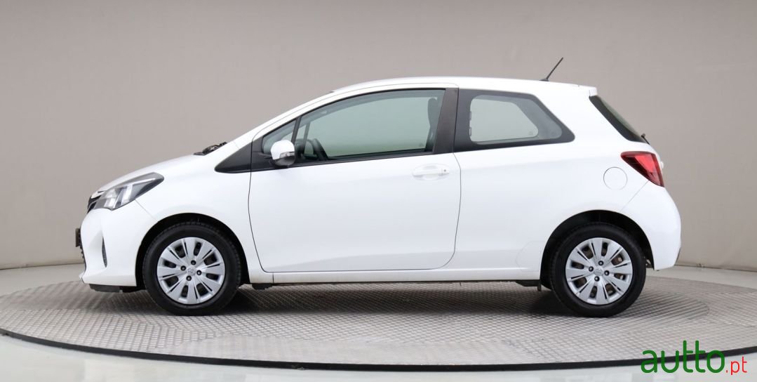 2017' Toyota Yaris photo #2