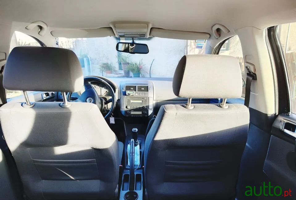 2007' Volkswagen Polo photo #5