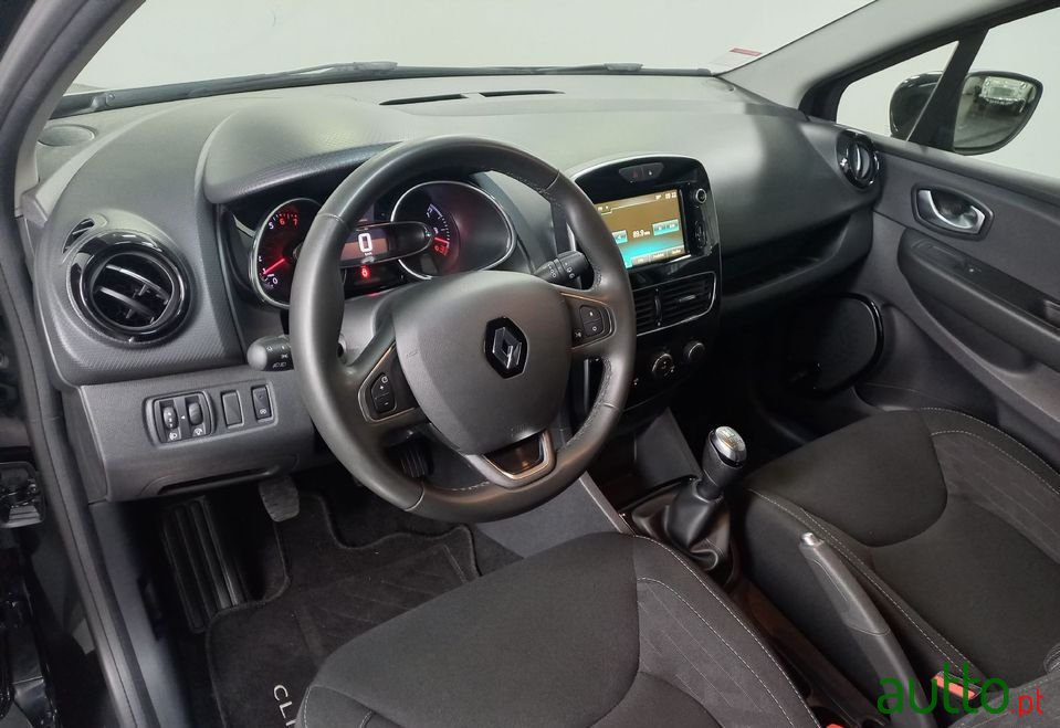 2019' Renault Clio Sport Tourer photo #5