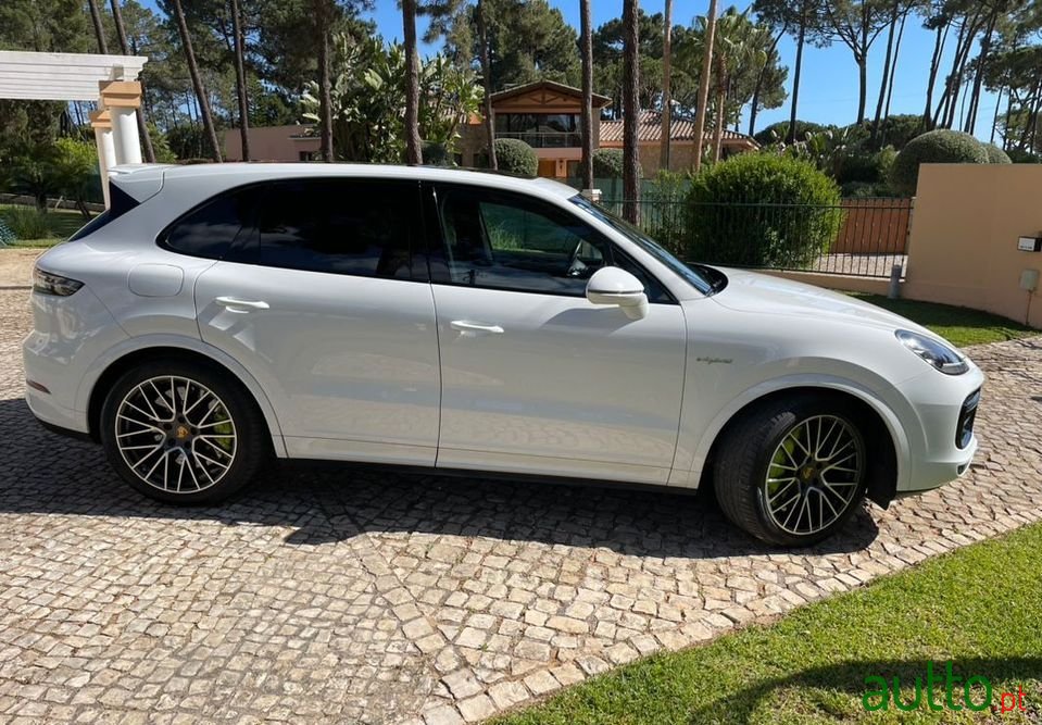 2020' Porsche Cayenne photo #2