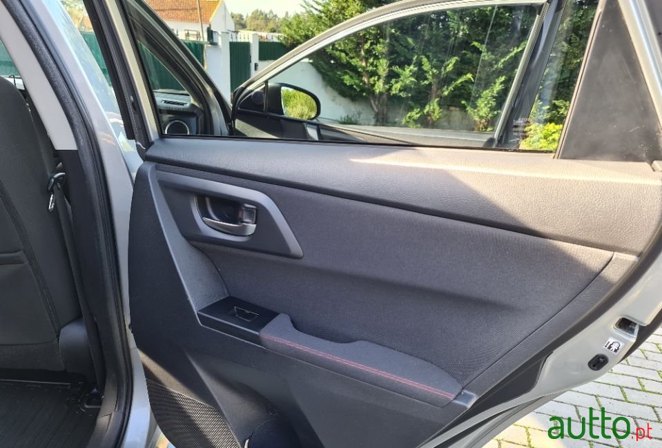 2013' Toyota Auris photo #1