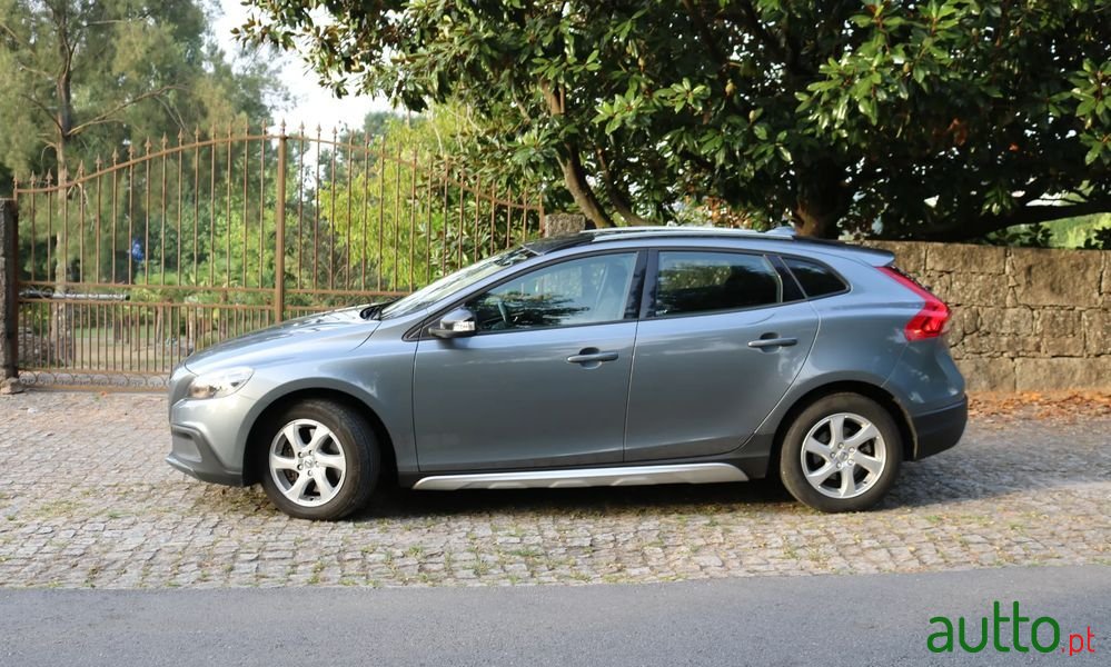 2016' Volvo V40 Cross Country photo #2