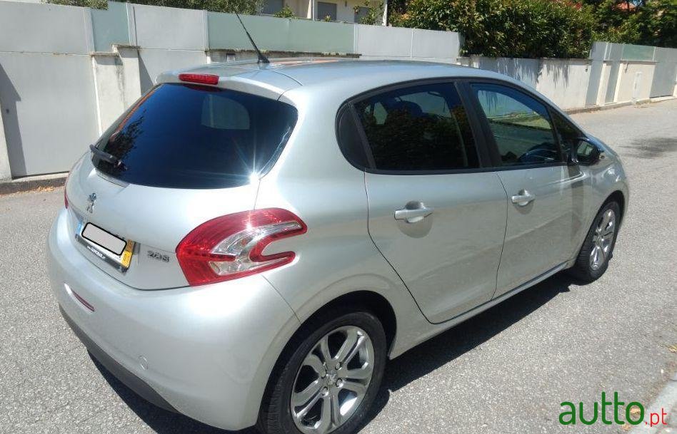 2015' Peugeot 208 photo #2