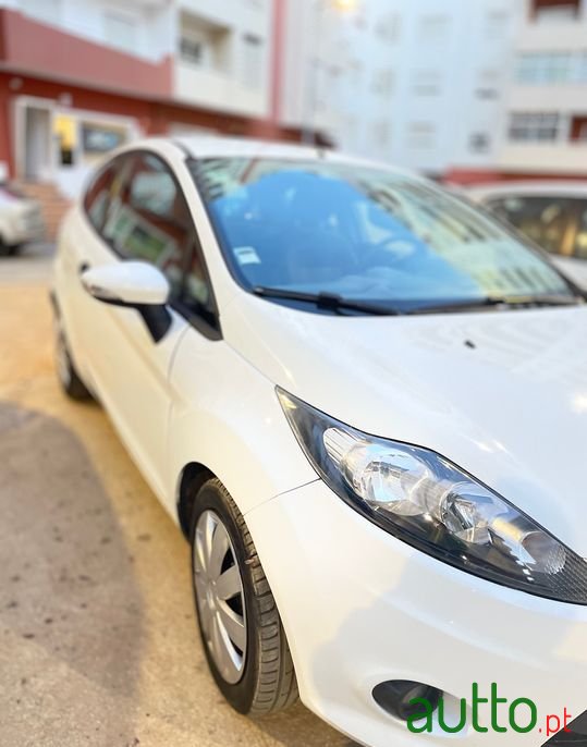 2011' Ford Fiesta photo #2