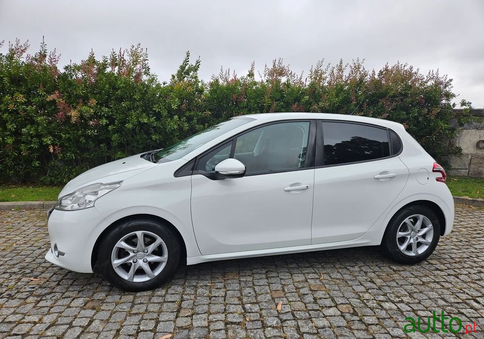 2013' Peugeot 208 photo #2