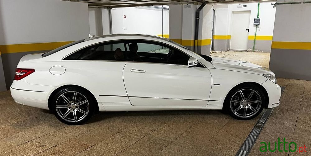 2011' Mercedes-Benz Classe E photo #3