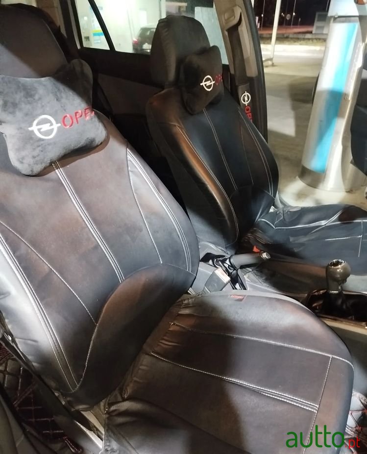 2005' Opel Astra Caravan photo #2