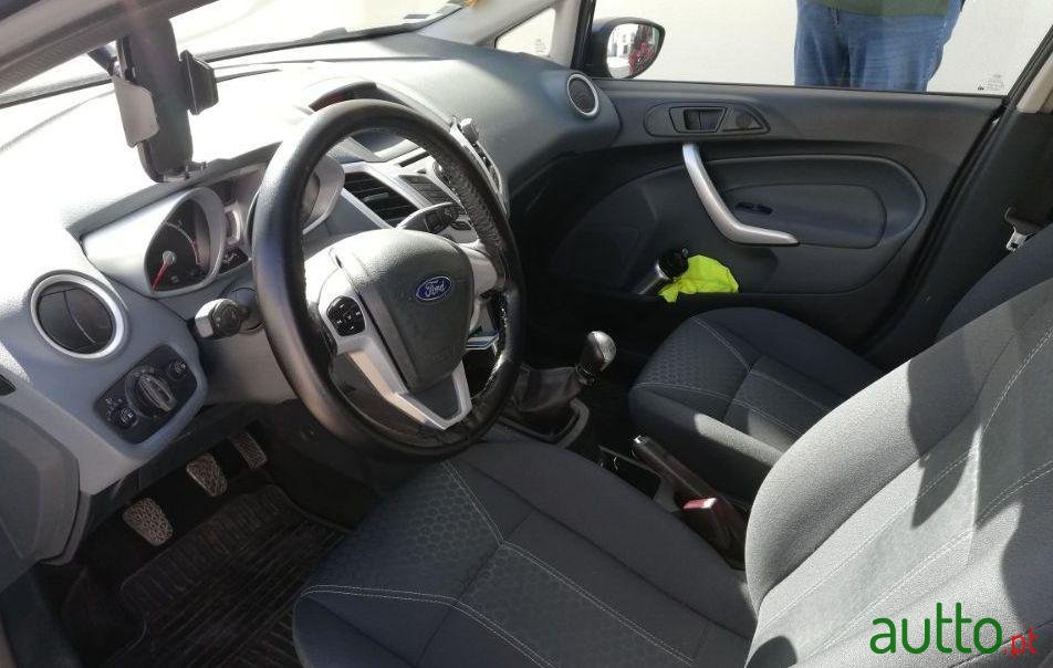 2009' Ford Fiesta Titanium photo #3