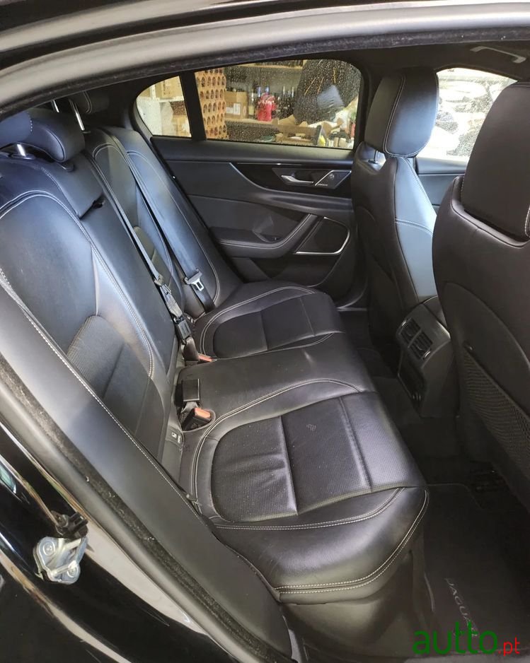 2020' Jaguar XE photo #6