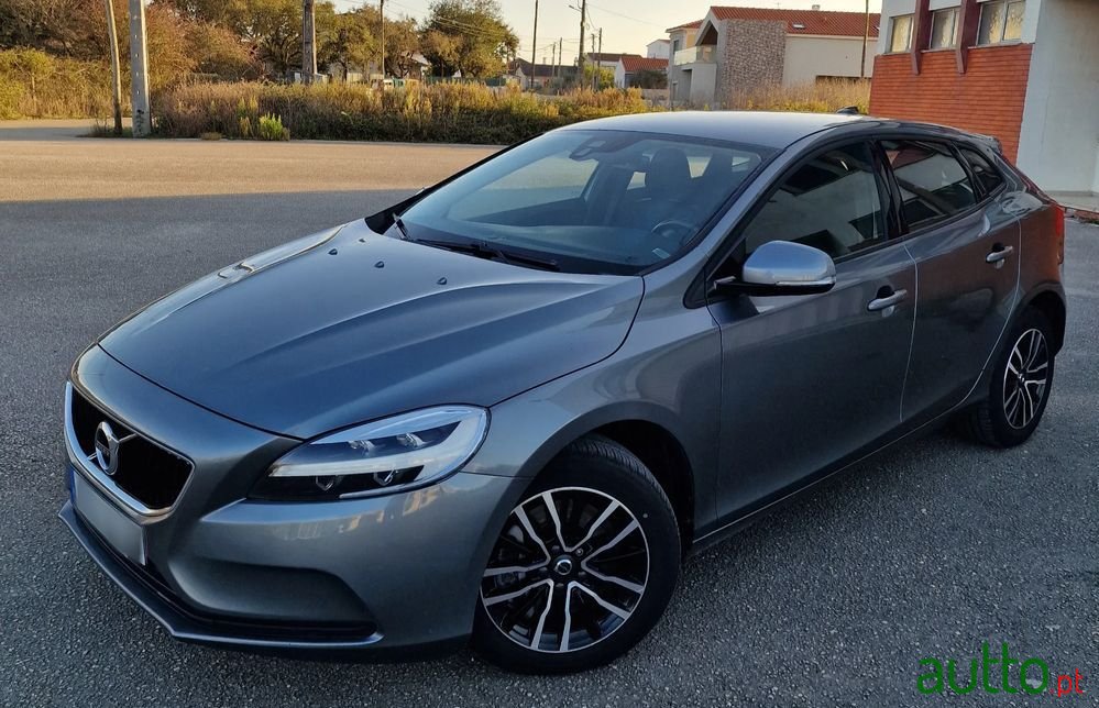 2019' Volvo V40 2.0 D3 Momentum photo #3
