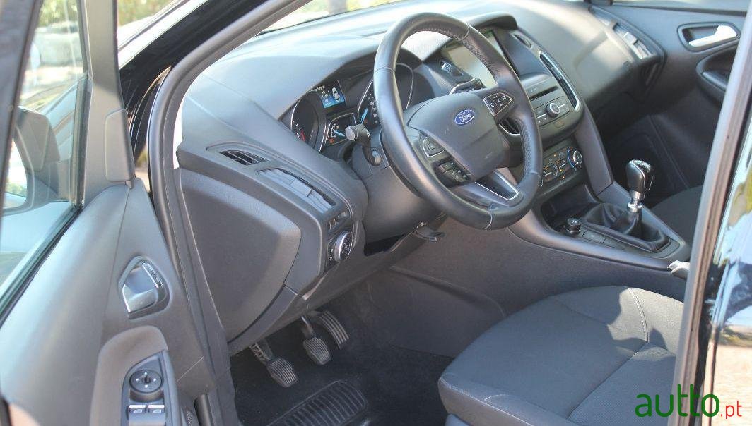 2015' Ford Focus Sw photo #3