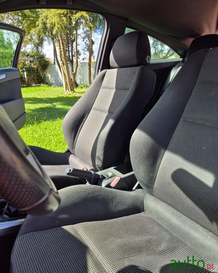 2006' Opel Astra Gtc 1.3 Cdti photo #6