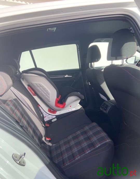 2015' Volkswagen Golf photo #6