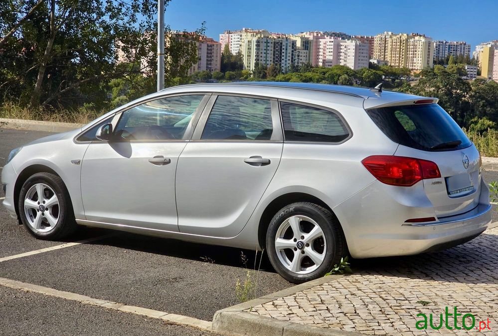 2012' Opel Astra Sports Tourer photo #4