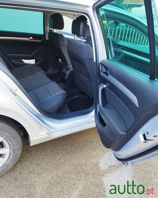 2015' Volkswagen Passat photo #6