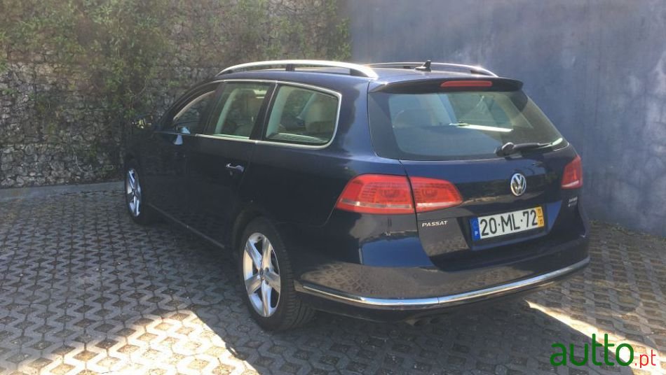 2011' Volkswagen Passat Variant photo #3