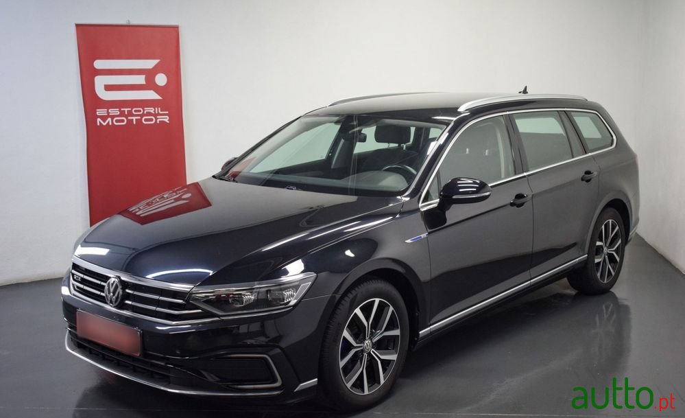 2020' Volkswagen Passat Variant photo #1