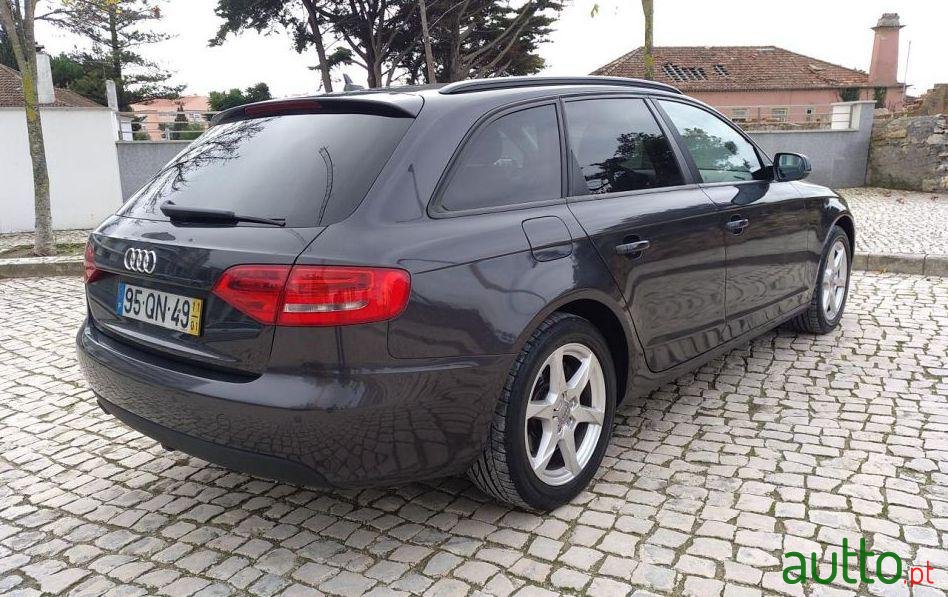 2011' Audi A4 Avant photo #2