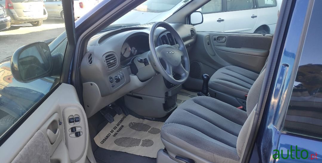 2004' Chrysler Voyager photo #4