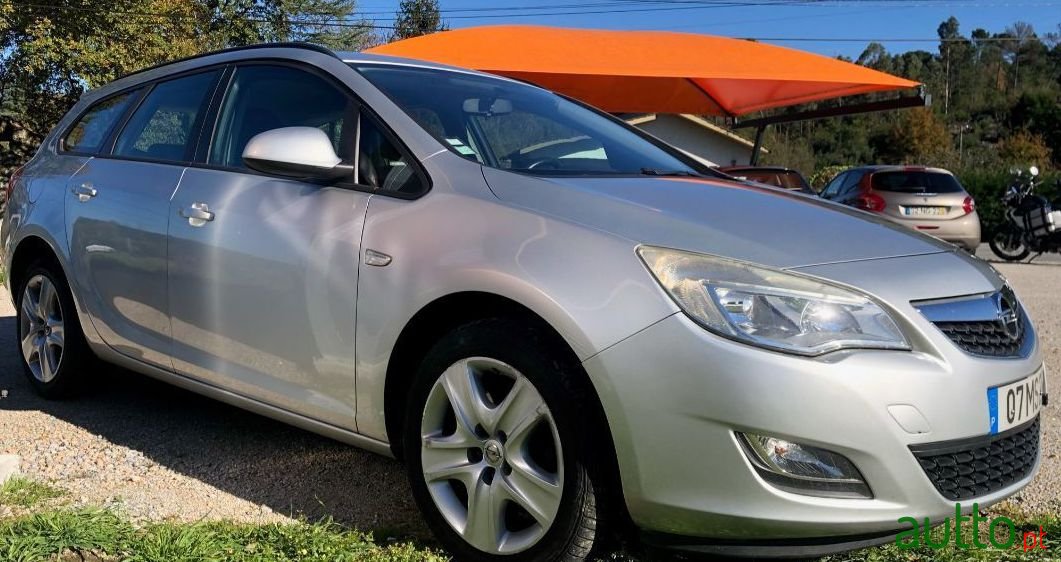 2012' Opel Astra Sports Tourer photo #3