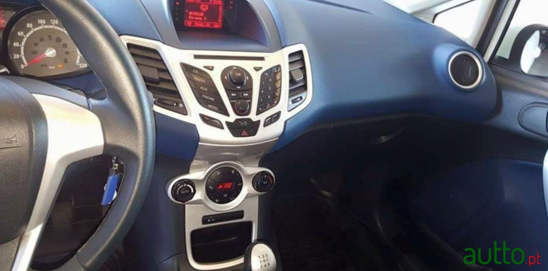 2010' Ford Fiesta photo #3