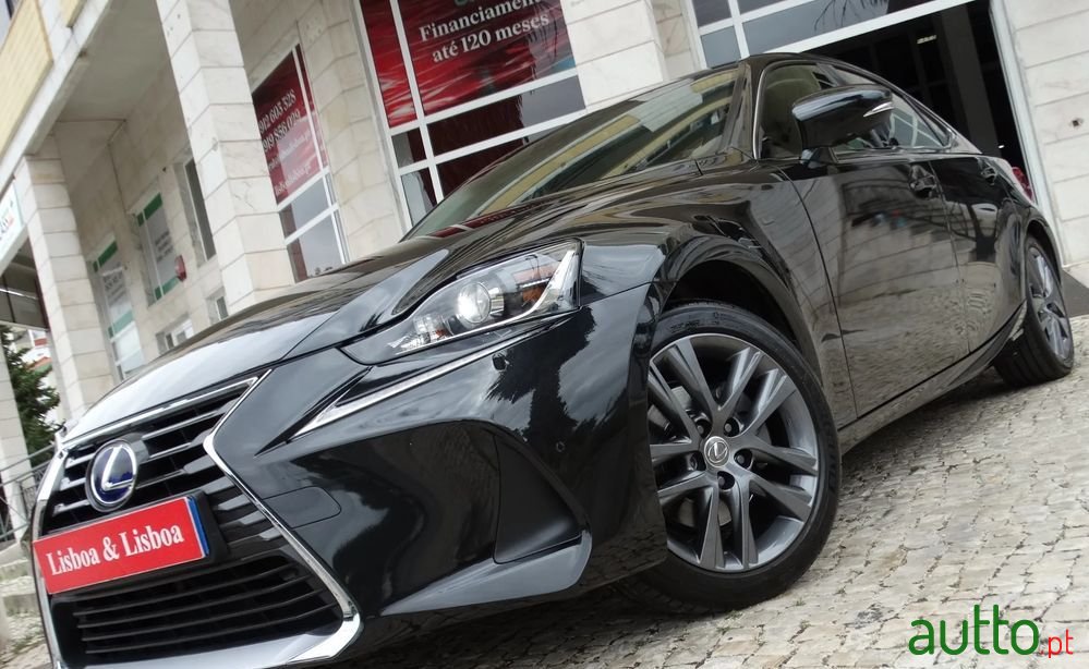 2017' Lexus IS photo #1