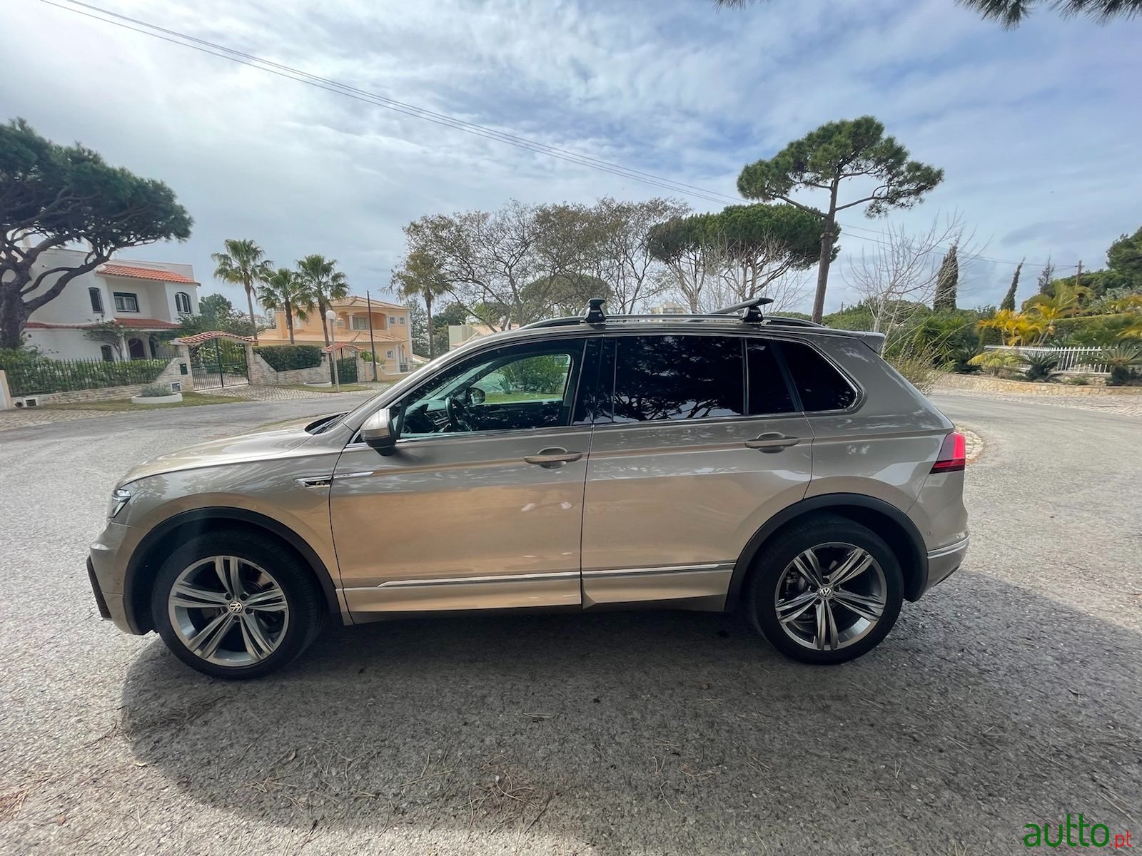 2018' Volkswagen Tiguan 2.0 TSI R-LINE photo #3