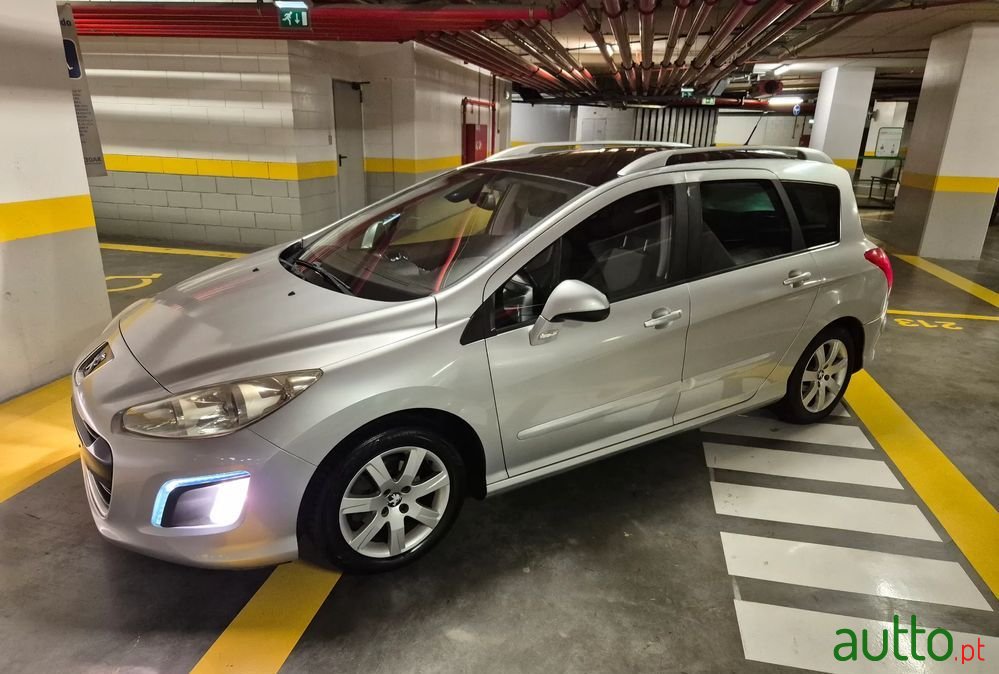 2011' Peugeot 308 Sw photo #2