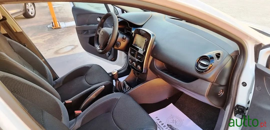 2017' Renault Clio Sport Tourer photo #6