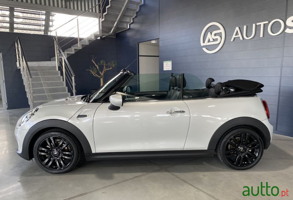 2020' MINI Cabrio photo #2