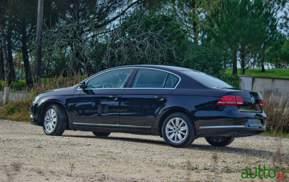 2011' Volkswagen Passat photo #6