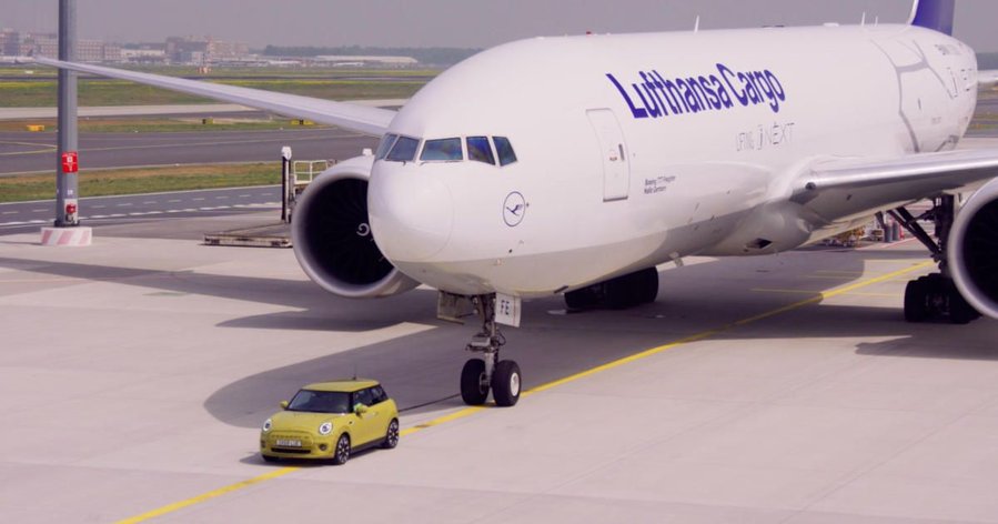 Electric Mini tows a Boeing 777 airplane, because why not?