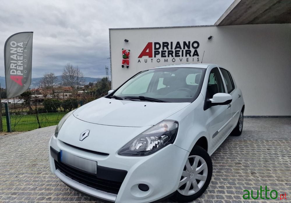 2011' Renault Clio 1.2 16V Confort photo #1