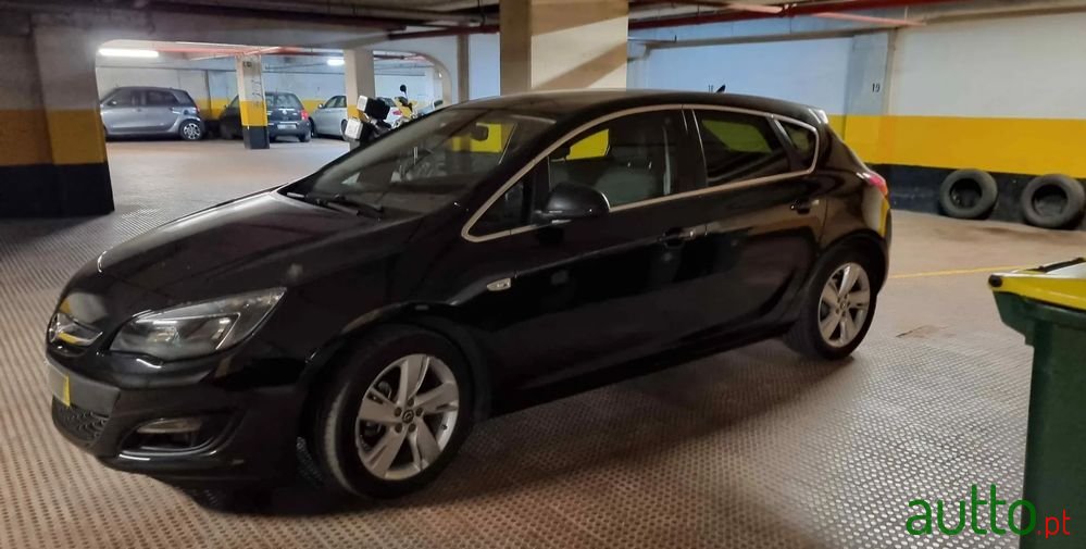 2015' Opel Astra photo #3