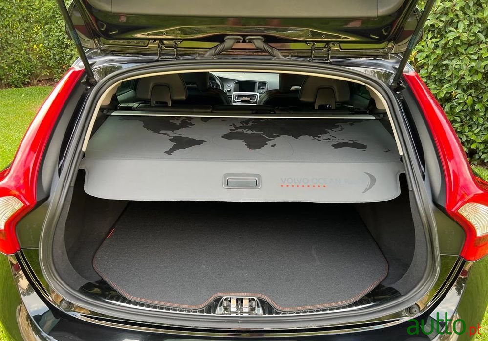 2016' Volvo V60 2.0 D2 R-Design photo #4