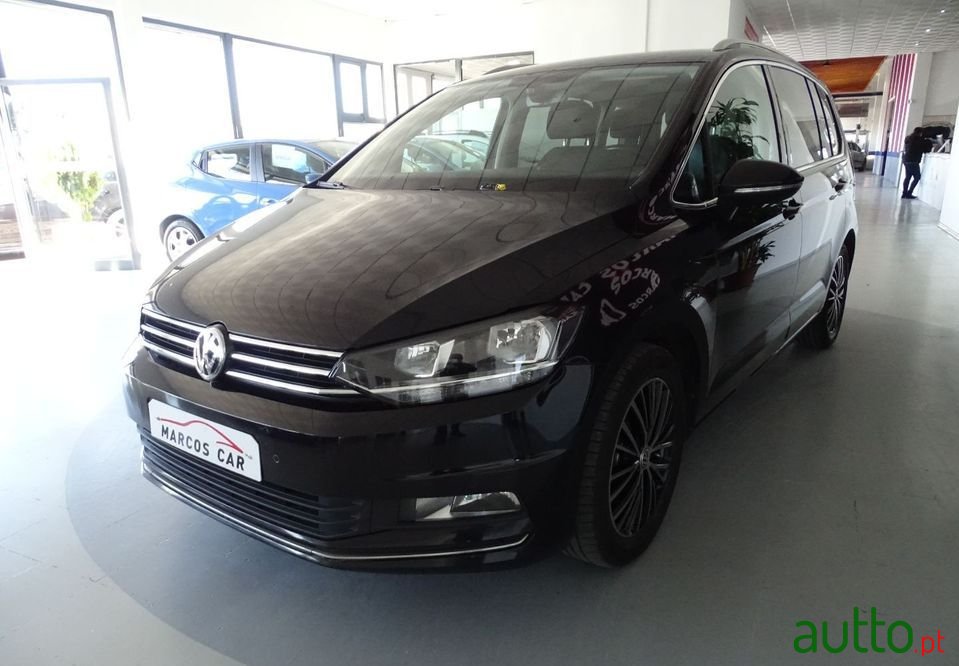 2019' Volkswagen Touran photo #3