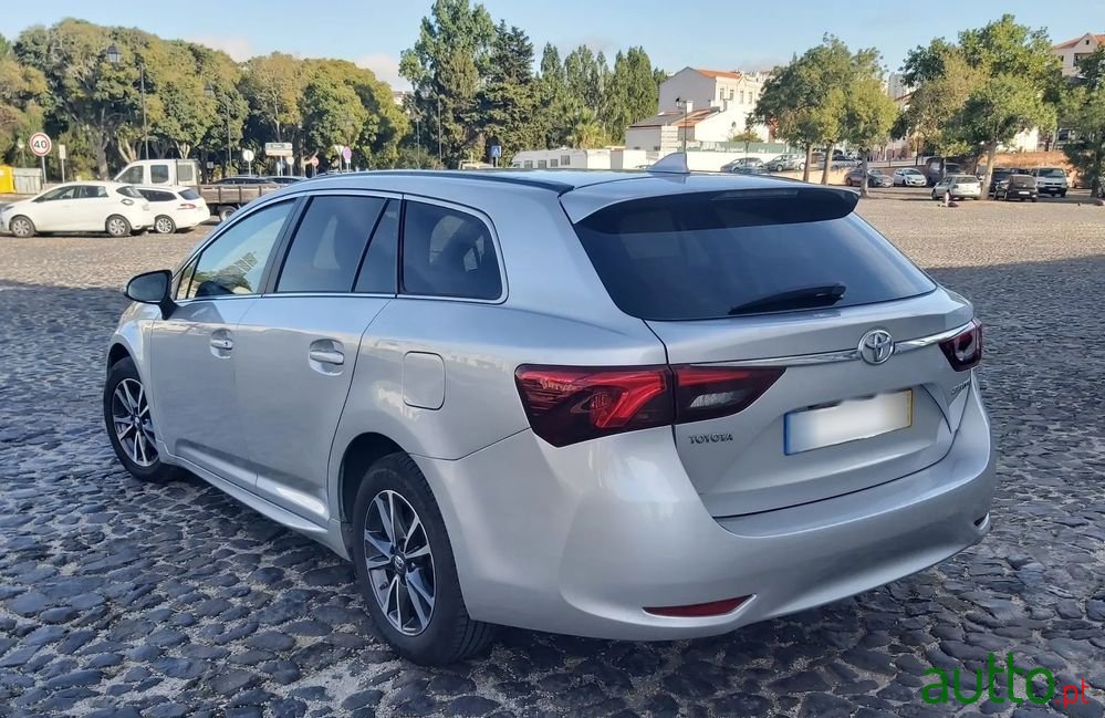 2015' Toyota Avensis Touring Sports photo #4