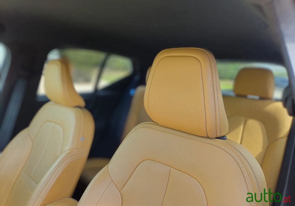 2020' Volvo Xc 40 photo #6