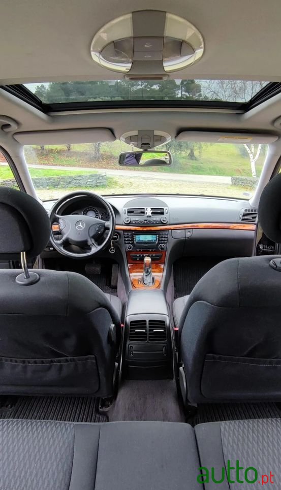 2004' Mercedes-Benz E 220 photo #4