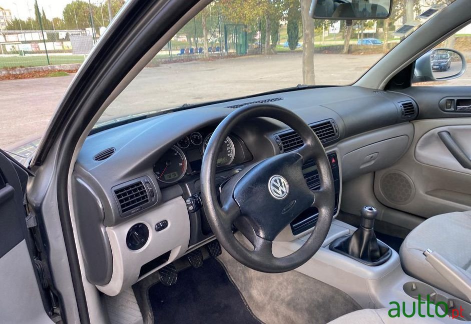 2004' Volkswagen Passat Variant photo #1