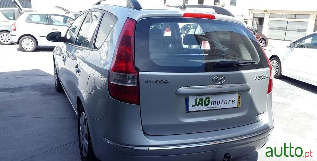 2008' Hyundai I30-Cw 1.6 Crdi Style photo #2