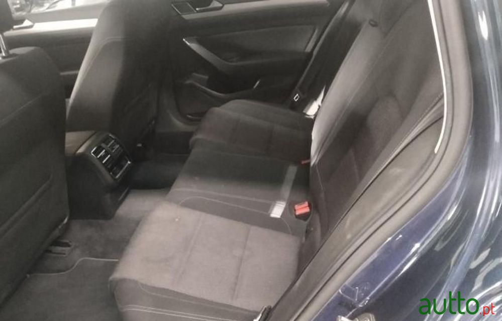 2017' Volkswagen Passat Variant photo #4