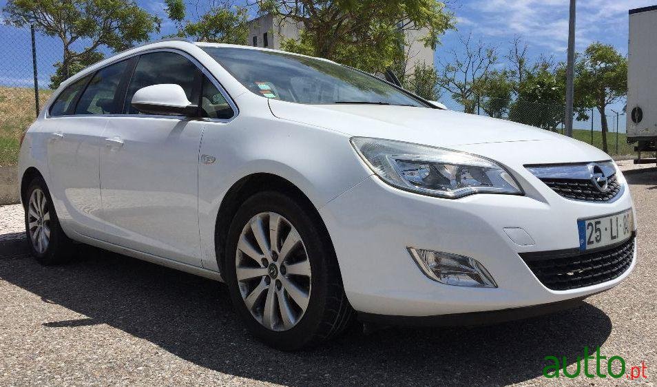 2011' Opel Astra photo #1