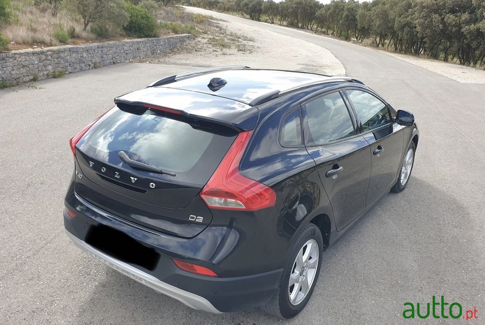 2015' Volvo V40 Cross Country photo #3