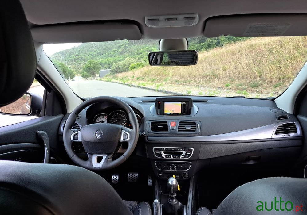 2012' Renault Megane Sport Tourer photo #3